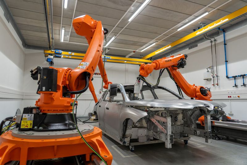 Roboter wie in der Automobilproduktion: In Halle 43 lernen Azubis in einem industrienahen Umfeld. (Bild: Julia Thurner-Irmler, Universität Augsburg)