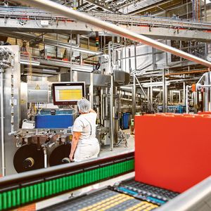 Die Edelstahl-Computer begleiten den gesamten Herstellungs- und Abfüllprozess bis hin zur Auslieferung der Produkte.(Bild:  Noax)