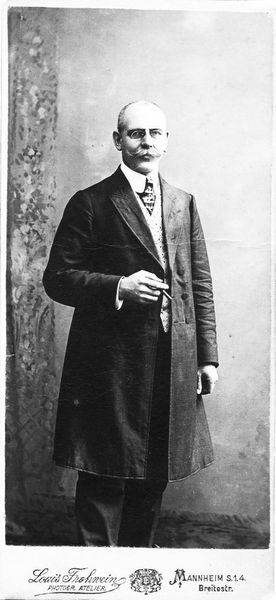 Der junge Ingenieur Johannes Hildebrandt gründet ein marinetechnisches Büro in Mannheim: die Johannes Hildebrandt OHG. Von dort aus vertreibt er Schiffsausrüstung im Mannheimer Hafen.  (Hima)