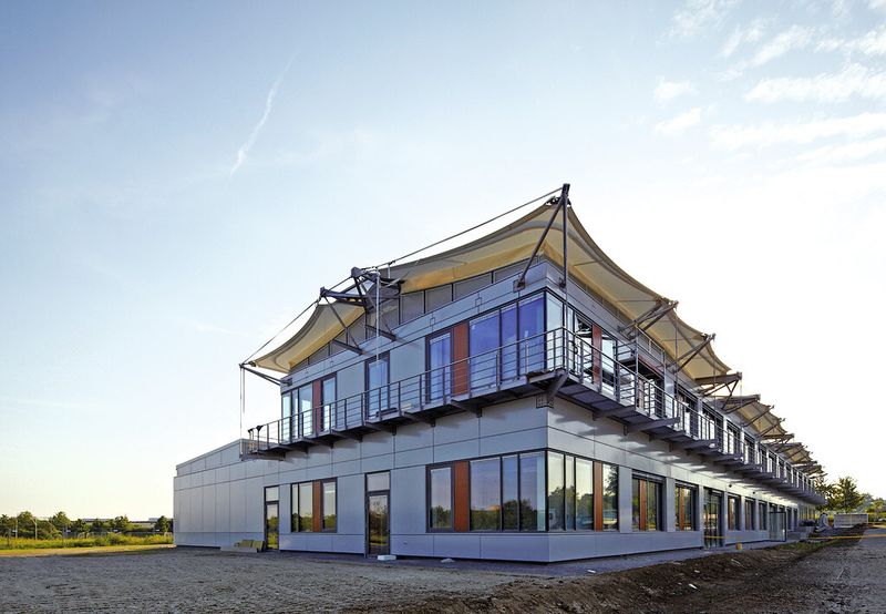 Auskragungen am Dach verhindern im Sommer bei einem hohen Sonnenstand die Einstrahlung und somit das Aufheizen des Gebäudes. (Bild: ZAE)