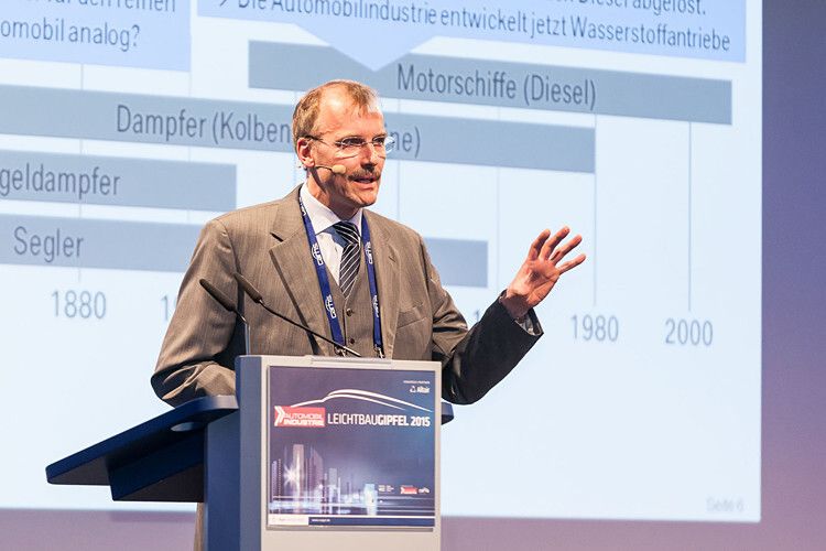 Auf der anderen Seite forderte er die Zulieferer auf die angebotsorientierte Innovationen stark zu fördern. Mit Blick auf die Lastenhefte sagte Staeves: „Wir wissen gar nicht immer so genau, welche Fragen Sie als Lieferant haben und wo Ihnen eine Information fehlt. Treten Sie uns auf die Füße, fragen Sie nach, wenn Sie etwas nicht verstehen oder ob wir manche Anforderung wirklich brauchen.“ (Foto: Stefan Bausewein)