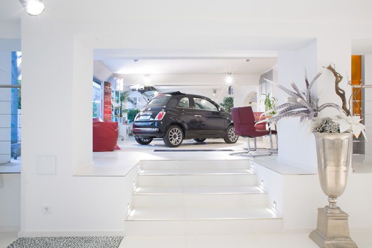 Der Verkaufsraum im Autohaus Bernegger ist dadurch verwinkelt ... (Bild: Bernegger)