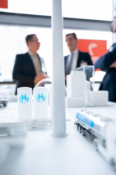 Hier dreht sich alles um Wasserstoff und Brennstoffzellen: Auf der Hydrogen + Fuel Cells Europe vom 31. März bis 4. April 2025 erleben Sie die Zukunft der Wasserstofftechnologie. Tauschen Sie sich mit führenden Experten aus und erfahren Sie alles über die neuesten Entwicklungen und Anwendungen. (Bild: Hannover Messe)