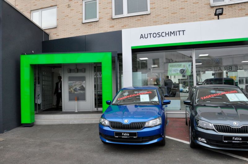 Der Showroom ist in den früheren VW-Betrieb eingezogen, der seit Anfang 2015 in einen nahegelegenen Neubau umgezogen war. (Grimm / »kfz-betrieb«)