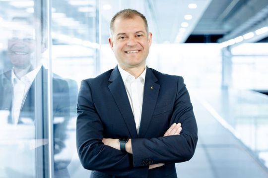 Vorstandsvorsitzender Joachim Ley kündigt weitere Investitionen in Maschinen und Werkzeuge an. (Bild:  Ziehl-Abegg)