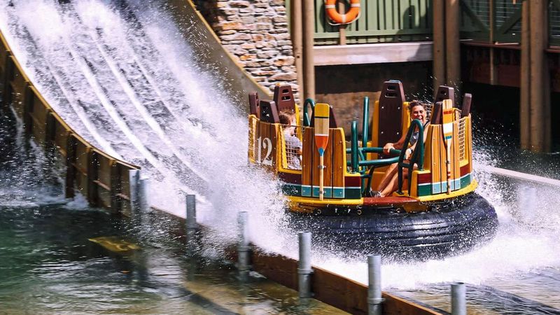 Die Wasserattraktion Mystic River Falls ist ein Highlight im Vergnügungspark Silver Dollar City, USA.(Bild:  RES)