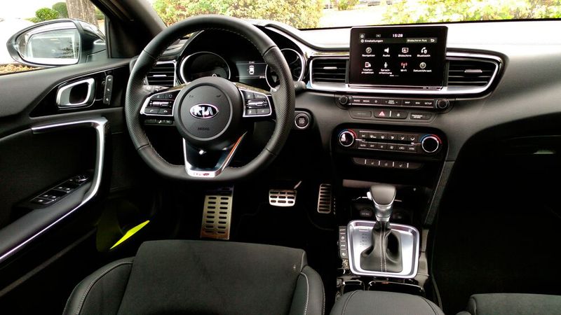 Das Cockpit ist aufgeräumt, die Materialien sind wertig. Die Bedienung klappt intuitiv. (Bild: Thomas Günnel/Automobil Industrie)