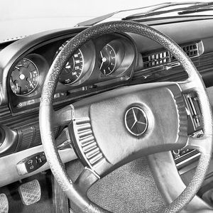 Auch in Sachen passive Sicherheit bot die S-Klasse mit Maßnahmen wie dem Lenkrad mit großer stoßabsorbierender Prallplatte erste Lösungsansätze. Geschaltet wurde serienmäßig selbstverständlich noch per Hand.(Bild:  Daimler AG)