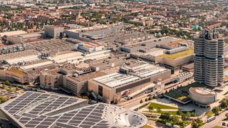 Blick von oben auf das BMW-Stammwerk in München. (BMW)