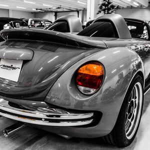 An der Hinterachse des Roadster 2.7 kommen 18-Zoll-Räder mit 255er-Reifen zum Einsatz.(Bild:  Memminger)