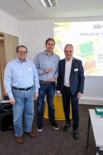 Thomas Michael Müller (l.) und Sven Büchsenschütz (2. v. l.) von Bechtle erhalten den Preis als „Reseller of the Year“ von Hartmut Birke, SEP. (SEP AG)