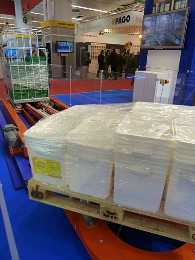 Die Gilgen Logistics AG zeigte ein Transportsystem, das gleichzeitig für die Förderung von Rollbehältern und Paletten genutzt werden kann.  (Archiv: Vogel Business Media)