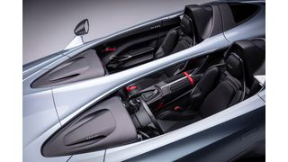 Leichtes Spiel für die Elemente: Das Fahren im V12 Speedster dürfte an lange vergangene Rennwagen erinnern. (Bild: Aston Martin)