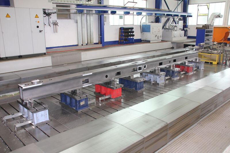 ... ein Träger für eine Schweißmaschine, auf der Bleche für die Automobilproduktion hergstellt werden. (Sonnenberg)