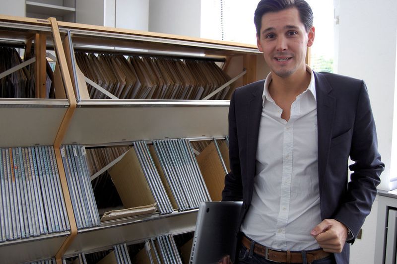 Die alten Kunden- und Fahrzeugakten lässt Marcel Seyer scannen und elektronisch archivieren. Dadurch gewinnt er notwendige Bürofläche hinzu. (Archiv: Vogel Business Media)