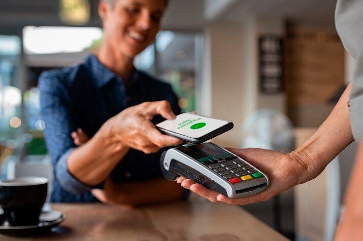 Beim Mobiel Payment kann man ganz unkompliziert durch eine App und einfaches Abscannen bezahlen. 