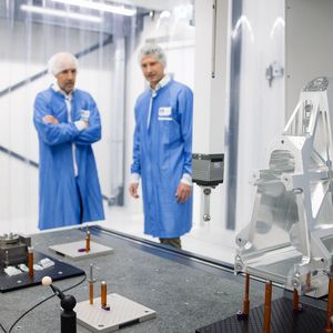 Rechts im Bild ist eins der großen Aluminumbautele für das Extremely Large Telescope ELT zu sehen. Hergestellt wird es auf einer G750 von Grob, die sich in den Fertigungsprozess sehr gut eingefügt hat, wie es heißt. Kombiniert ist sie mit einer Koordinatenmessmaschine.(Bild:  Nova)