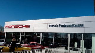 In Kassel hat das erste Porsche Classic-Zentrum die Arbeit aufgenommen. Dort betreut die Glinicke-Gruppe die Eigentümer und Käufer historischer Porsche-Fahrzeuge. (Bild: Grimm – VCG)