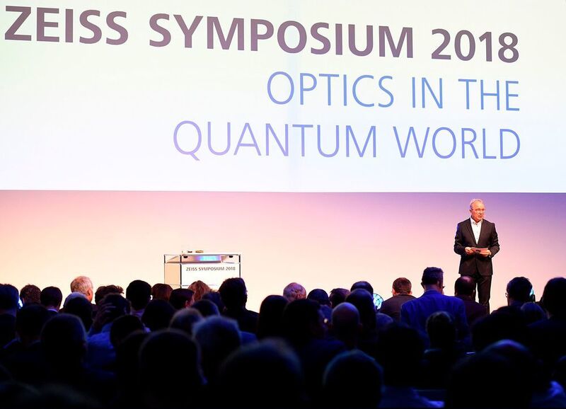 Rund 300 internationale Experten aus Wissenschaft und Industrie sind beim Zeiss Symposium „Optics in the Quantum World“ in Oberkochen zusammengekommen, um über Trends und neue Wissenschaftserkenntnisse im Bereich der Quantentechnologien zu sprechen. (Zeiss)