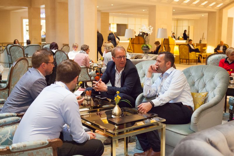 Gespräch unter iTeam Partnern: v.l.: Peter Bruchmüller (GOESYS AG), Florian Schönborn (JOHANNS Systemhaus), Sven Wulf (Schneider & Wulf) & Edmund Johanns (JOHANNS Systemhaus) (iTeam)