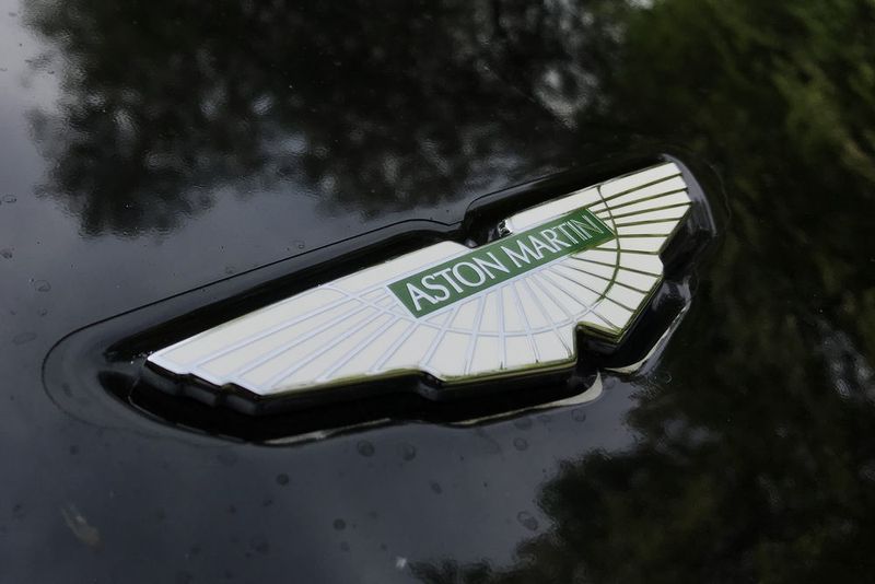 Das Aston-Martin-Emblem ist auf hiesigen Straßen eher selten zu sehen. (Seyerlein/»kfz-betrieb«)