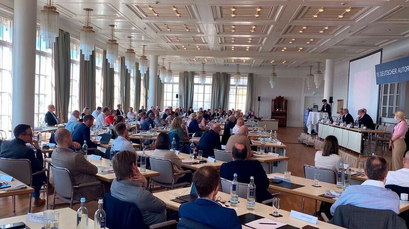 Das Programm zum 16. Deutschen Autorechtstag auf dem Petersberg bei Königswinter steht. Wieder geht es um spannende und aktuelle Rechtsprechungen und Regeln, die die Automobilbranche betreffen. Anmeldungen für die zweitägige Veranstaltung (20. und 21. März 2023) sind ab sofort möglich.(Bild:  »kfz-betrieb«/Pfaff)