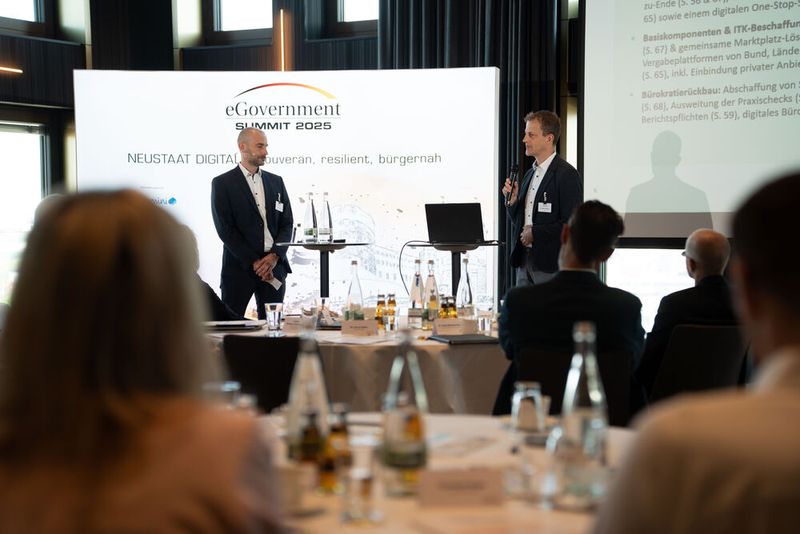 Was sagt die Wirtschaft zu den digitalen Angeboten der Verwaltung? Welche Vorhaben formuliert der Koalitionsvertrag zur Digitalisierung von Verwaltungsleistungen für Unternehmen und wie müssen die nächsten Schritte aussehen? – Diesen Fragen gingen Marc Danneberg (Bitkom) und Dr. Gregor Költzsch, Vorstand der ]init[ AG, gemeinsam nach.    (©Manuel Emme Fotografie)