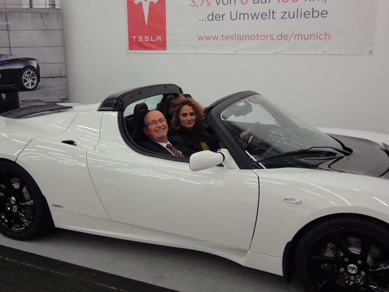 Rolf Figge, Samsung, und Besa Agaj, IT-BUSINESS, lieben rasante Autos. (Archiv: Vogel Business Media)