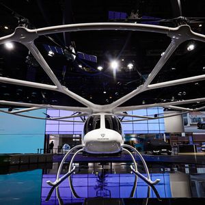 Geely bringt die Elektromobilität in die Luft. Mit dem Bruchsaler Unternehmen Volocopter ist der Konzern eine Zusammenarbeit eingegangen.(Bild:  Geely)