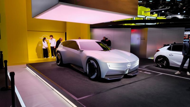 With the STX concept, Opel is showing what the front end of a new Opel Astra might look like. (Image:sp-x)