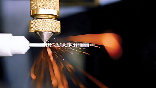 Rohrlaserbearbeitung in der Praxis: Systeme wie die Laserturn 280 kommen bei der Herstellung zylindrischer Medizinprodukte zum Einsatz – darunter koronare und neurovaskuläre Stents, Hypotubes und Instrumente für minimalinvasive Eingriffe.(Bild:  Aerotech)