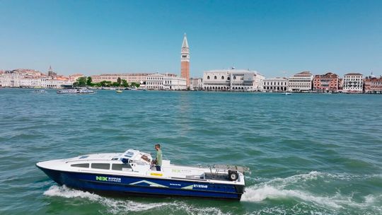 Ein wasserstoffbetriebenes Lieferboot von Nippon Express Italia vor der Skyline von Venedig mit dem Glockenturm des Markusdoms.(Bild:  Nippon Express Italy)