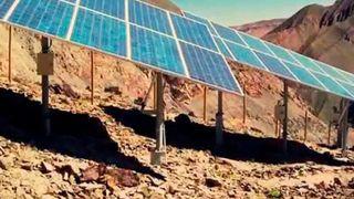 Solaranlage des Dorfes Huatacondo in Chile ( Programa Explora/You Tube)