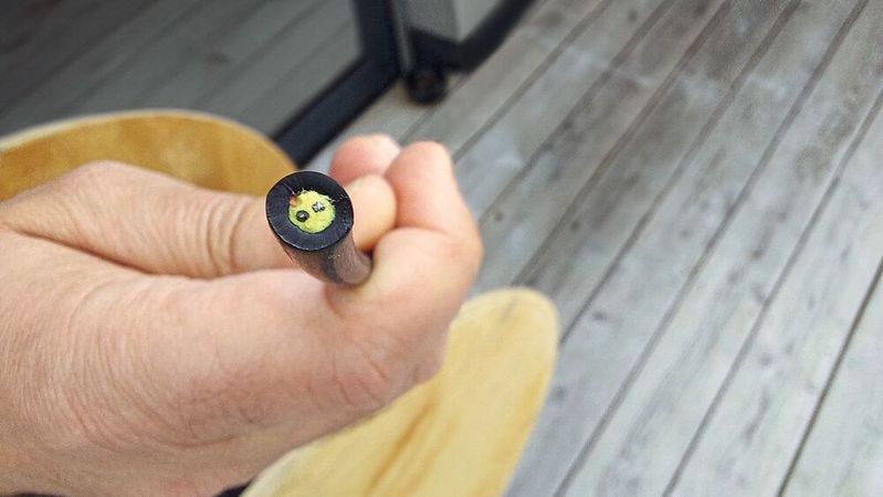 Kabel mit Spezialfaser für den Einsatz auf einer Baustelle. Den Teams aus dem Fraunhofer IOF und einem Telekommunikationsausrüster im Projekt QUANTIFISENS ist es dabei gelungen, Geräusche und Temperaturveränderungen simultan zu detektieren und dabei zu unterscheiden. (Bild:  Fraunhofer IOF)