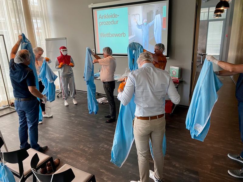 Wer ist schneller angezogen? (Bild: CWS)