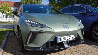 Serienmäßig lackiert ist die Allrad-Version des elektrischen MG4 in mattem „Jäger-Grün“.  (Bild: Rehberg/VCG)