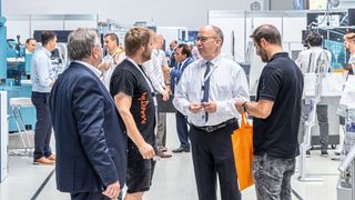 Intensive Fachgespräche standen im Mittelpunkt der Fameta 2022 in Olching bei München. (Bild: CNC Outlet Center)