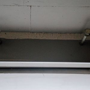 Zur Türaufnahme stecken ordentliche Bolzen in der Wand.(Bild:  Baeuchle/»kfz-betrieb«)