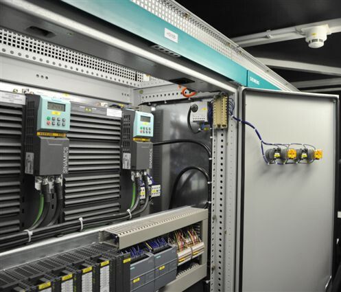 Simatic-S7-Steuerungstechnik, Antriebstechnik inklusive Motoren sowie Niederspannungs-Energieverteilung von Siemens stecken im weltgrößten mobilen Riesenrad R80XL. (Bild: Siemens)