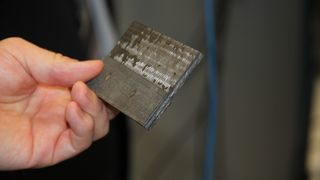 Planfräsen einer 6 mm dicken CFK-Probe (Prepreg). Die Schnittdaten des Planfräsers mit 63 mm Durchmesser sind 5000 1/min Umdrehung und 3000 mm/min Vorschub. Gefräst wurde im Gegenlauf (ap 2 mm). (Bild: Kraus)