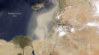 Das Satellitenbild zeigt eine dicht Staubwolke über dem Nahen Osten am 24. April 2022. Eine neue Studie ergab, dass hohe Konzentrationen mikroskopisch kleiner Partikel aus Verbrennungsquellen im Nahen Osten viel gesundheitsgefährdender sind als die größeren und weit verbreiteten Wüstenstaubpartikel, da die kleinen Partikel tief in die Atemwege eindringen. (Bild: NASA Aqua/MODIS)