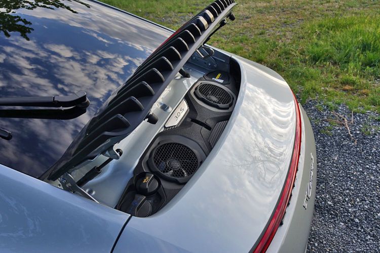 Mehr gibt der Blick unter die „Motorhaube“ nicht Preis. (Schreiner/»kfz-betrieb«)