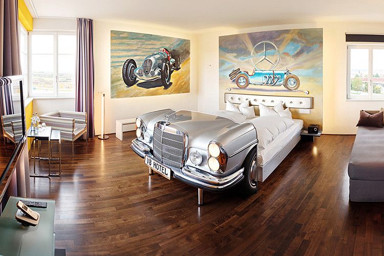 Und für alle die es edel mögen wartet eine betagte S-Klasse darauf, ihre „Insassen“ in den Schlaf zu wiegen. (Foto: V8 Hotel/Frank Hoppe)