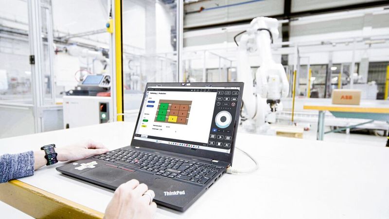 Dank der  Drag-and-Drop-Funktionalität in AppStudio lassen sich Symbole, Dropdown-Menüs, Schaltflächen und andere Funktionen einfach platzieren.  (Bild: ABB Robotics)