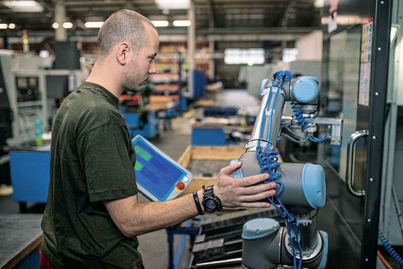 Cobots an die Fräse – der UR10 befreit die Mitarbeiter bei Baumruk & Baumruk von der monotonen Beschickung einer CNC-Maschine. (Universal Robots)