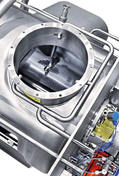 Durch eine Schwarz-Weiß-Trennung kann die Verschleppung von Kontaminationen verhindert werden. Technisch bedeutet das zum Beispiel, den Motor zum Antrieb eines Mischers oder einer anderen verfahrenstechnischen Maschine räumlich von der Maschine selbst zu trennen. (Bild:Gebr. Lödige Maschinenbau)