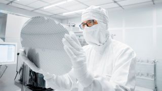 Inspection of a 300-mm wafer in Dresden. (Image:Infineon Technologies)
