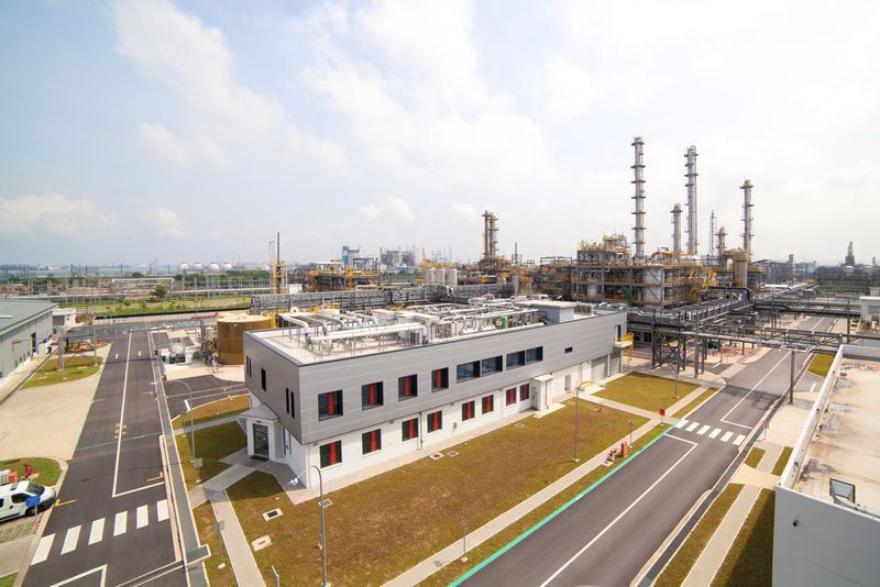 500 tonnes of steel, 350 km of cable and 80 km of pipe were used for the 400 million euro Lanxess investment project on a 150,000 m² site in Singapore. (Picture: Lanxess)