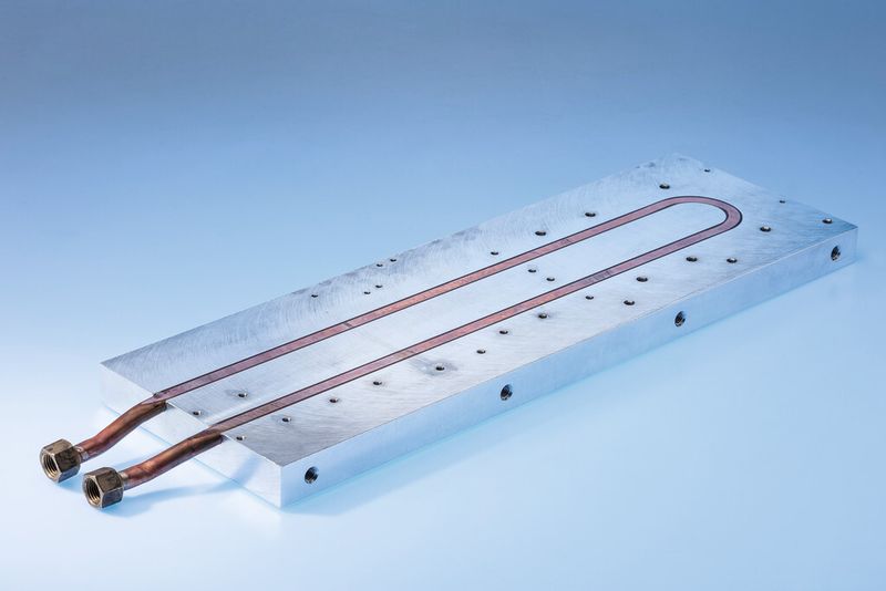 Bild 1: Auf Kundenwunsch können werkseitig spezielle Anschlüsse zur Montage vorgesehen werden – wie hier die Innengewindeanschlüsse. (Bild: Contrinex | CTX Thermal Solutions)