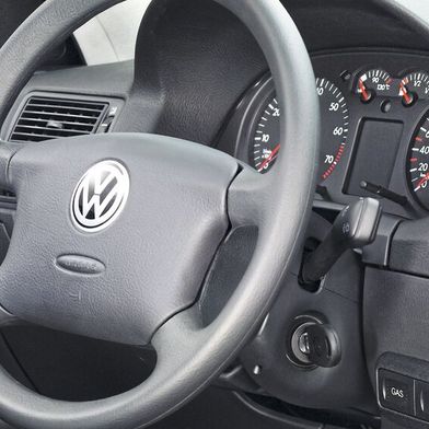 Lenkung mit Gefahrenpotenzial: Weil eine Schraube korrodieren kann, müssen viele Modelle des VW-Konzerns in die Werkstätten. Allerdings könnten die Ersatzteile knapp werden. (Bild: Volkswagen)